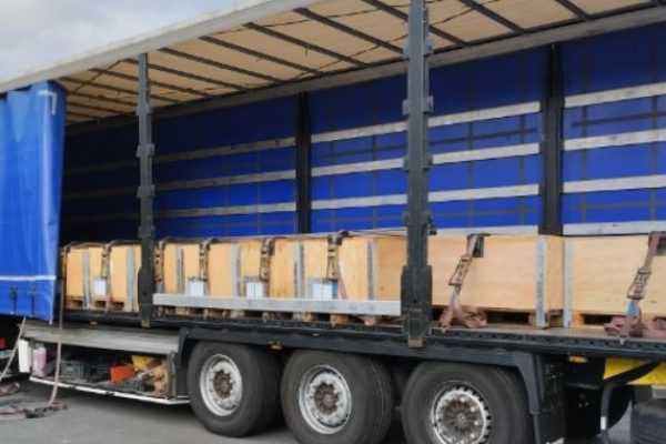 grupo-de-cajas-de-maderas-con-cinchas-cargadas-en-camion-CUEVAS-GMBH.jpg